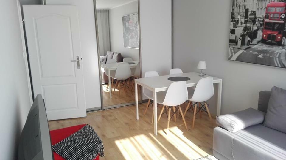Powstancow Wielkopolskich 12 Poznań Esterno foto